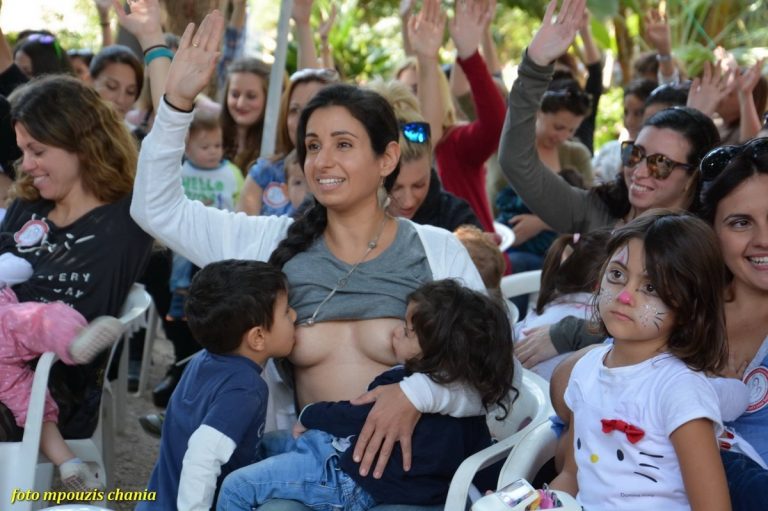 Χανιά: Γιόρτασαν μαζικά τον μητρικό θηλασμό [pics]