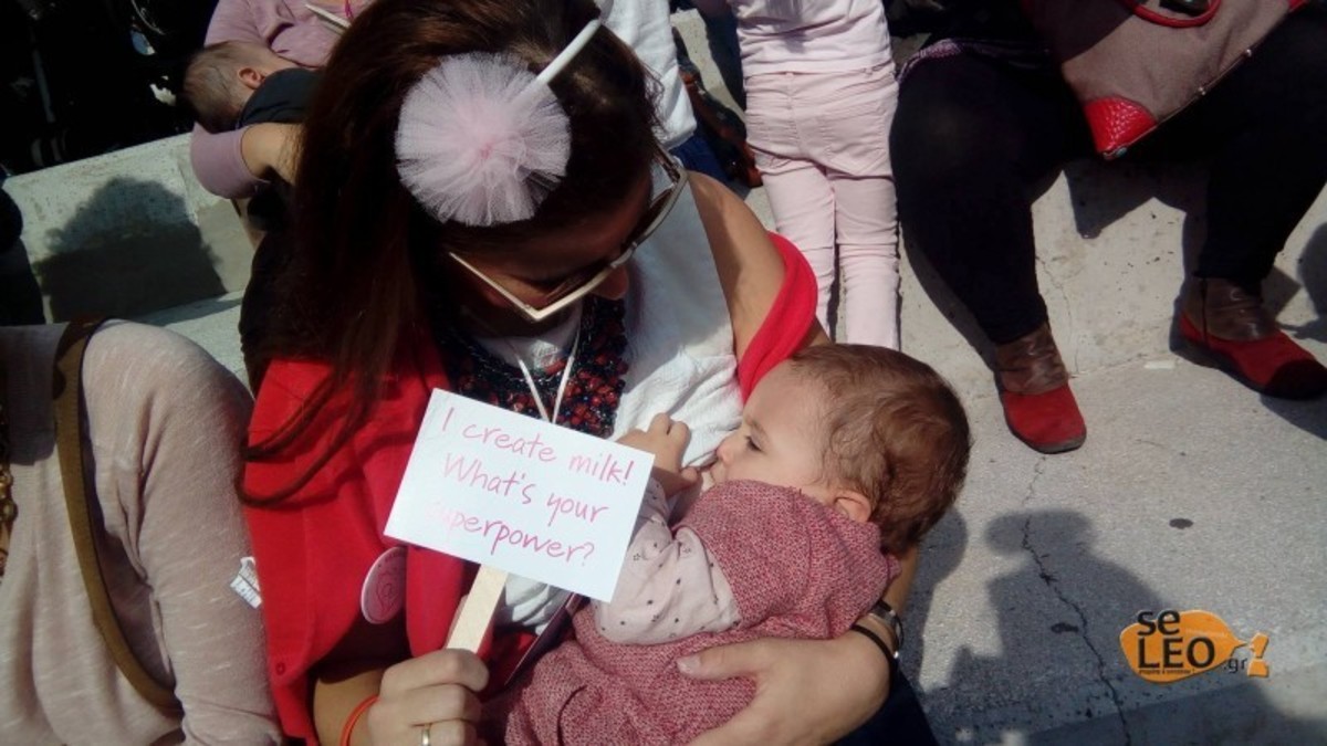 Μαμάδες σπάνε τα ταμπού – Δημόσιος θηλασμός στο Δημαρχείο Θεσσαλονίκης [pics]