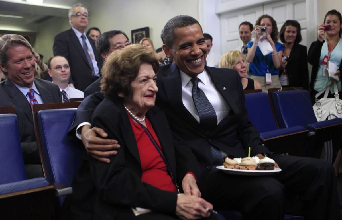 Η Έλεν Τόμας μαζί με τον Μπάρακ Ομπάμα. ΦΩΤΟ REUTERS