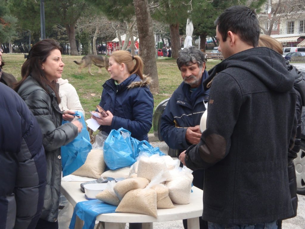 Χαμός στην Ξάνθη για φθηνά προϊόντα – Δωρεάν τρόφιμα σε ανέργους μοίρασαν στο Κορωπί