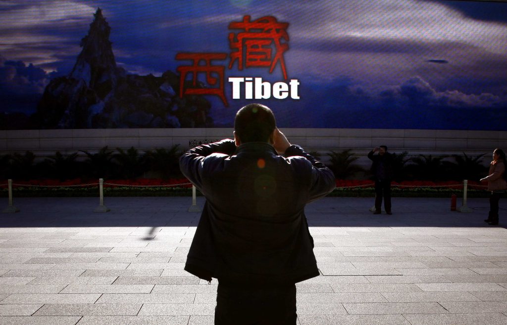 Κατηγορούνται οτι υποκινούσαν Θιβετιανούς να πυρποληθούν