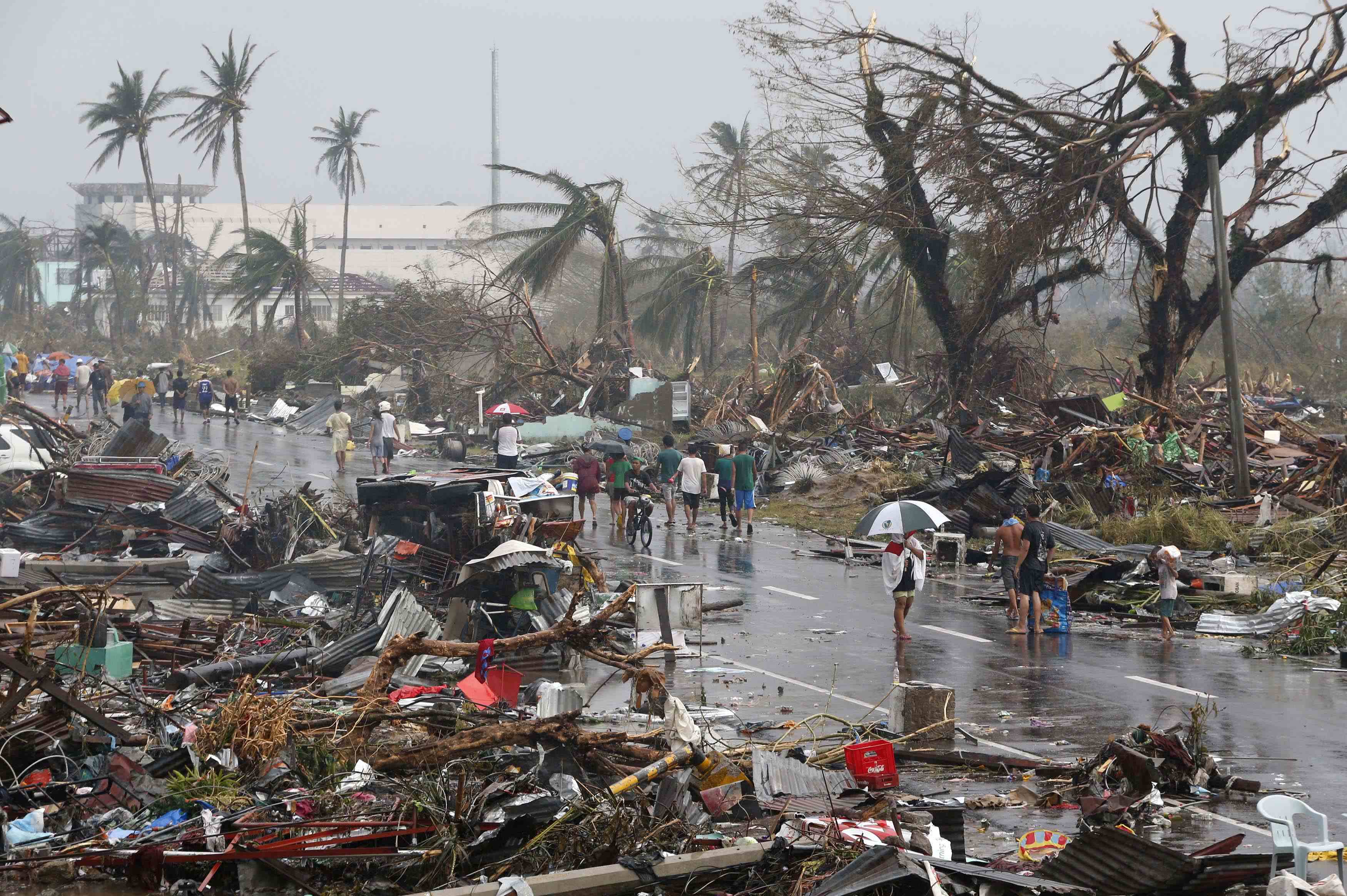 Τουλάχιστον 10.000 ζωές χάθηκαν στις Φιλιππίνες – Συγκλονιστικές εικόνες από το πέρασμα του τυφώνα Χαϊγιάν