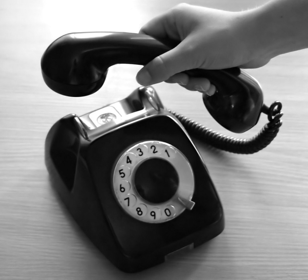 Черный телефон вызов. Телефонная трубка. Телефонная трубка в руке. Телефонный звонок. Старая телефонная трубка.