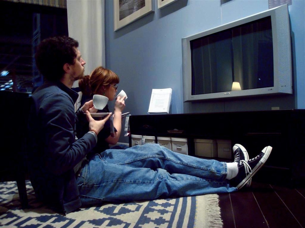 Вместе смотрят телевизор. Вечер перед телевизором. Пара на диване перед телевизором. Сидит перед телевизором. Парочка перед телевизором.