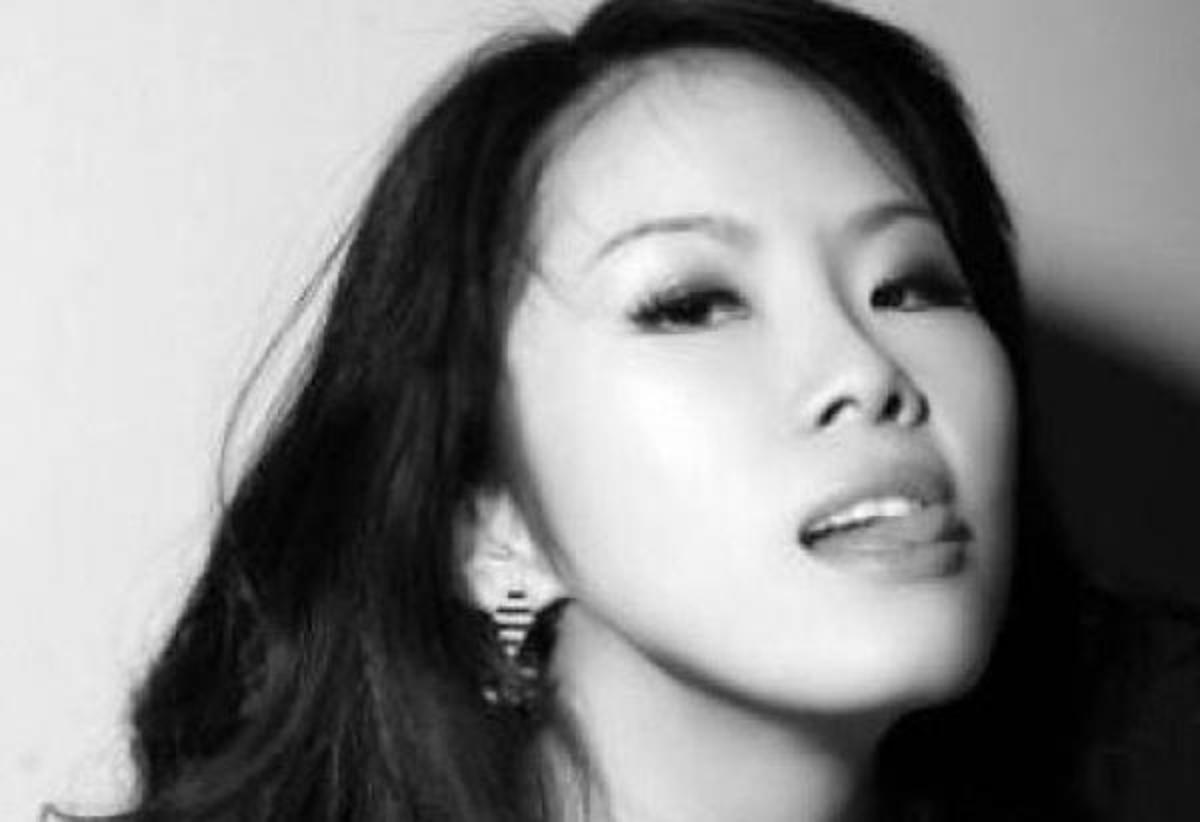 Οι “καυτές” πόζες της μητέρας του παιδιού του Hugh Grant