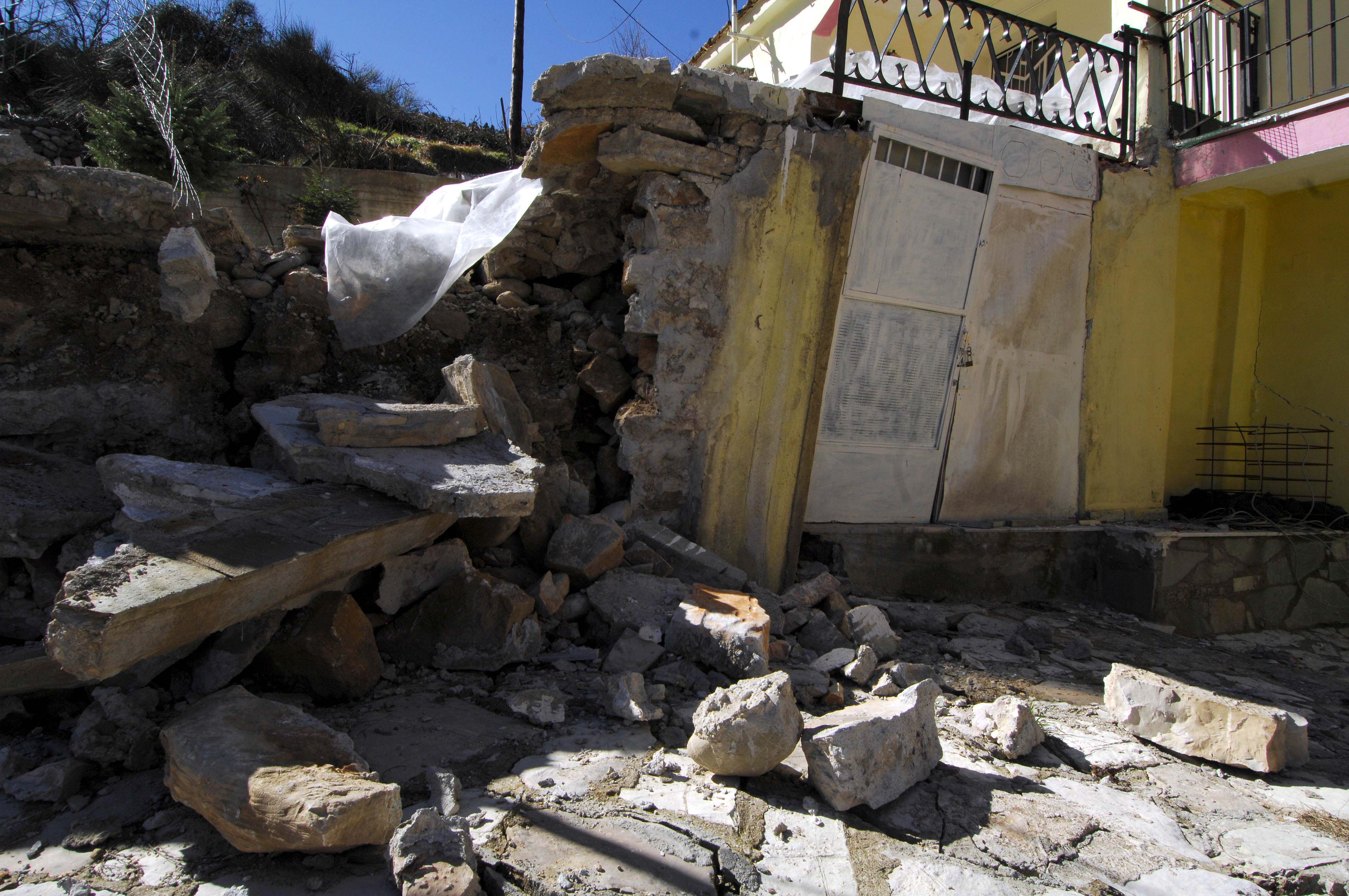 Βρέχει βράχους στην Τιθορέα – Πανικόβλητοι οι κάτοικοι