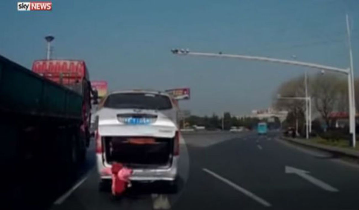 Συγκλονιστικό βίντεο: Παιδάκι πέφτει από το πορτ μπαγκάζ στο δρόμο, την ώρα που το αυτοκίνητο ήταν εν κινήσει!