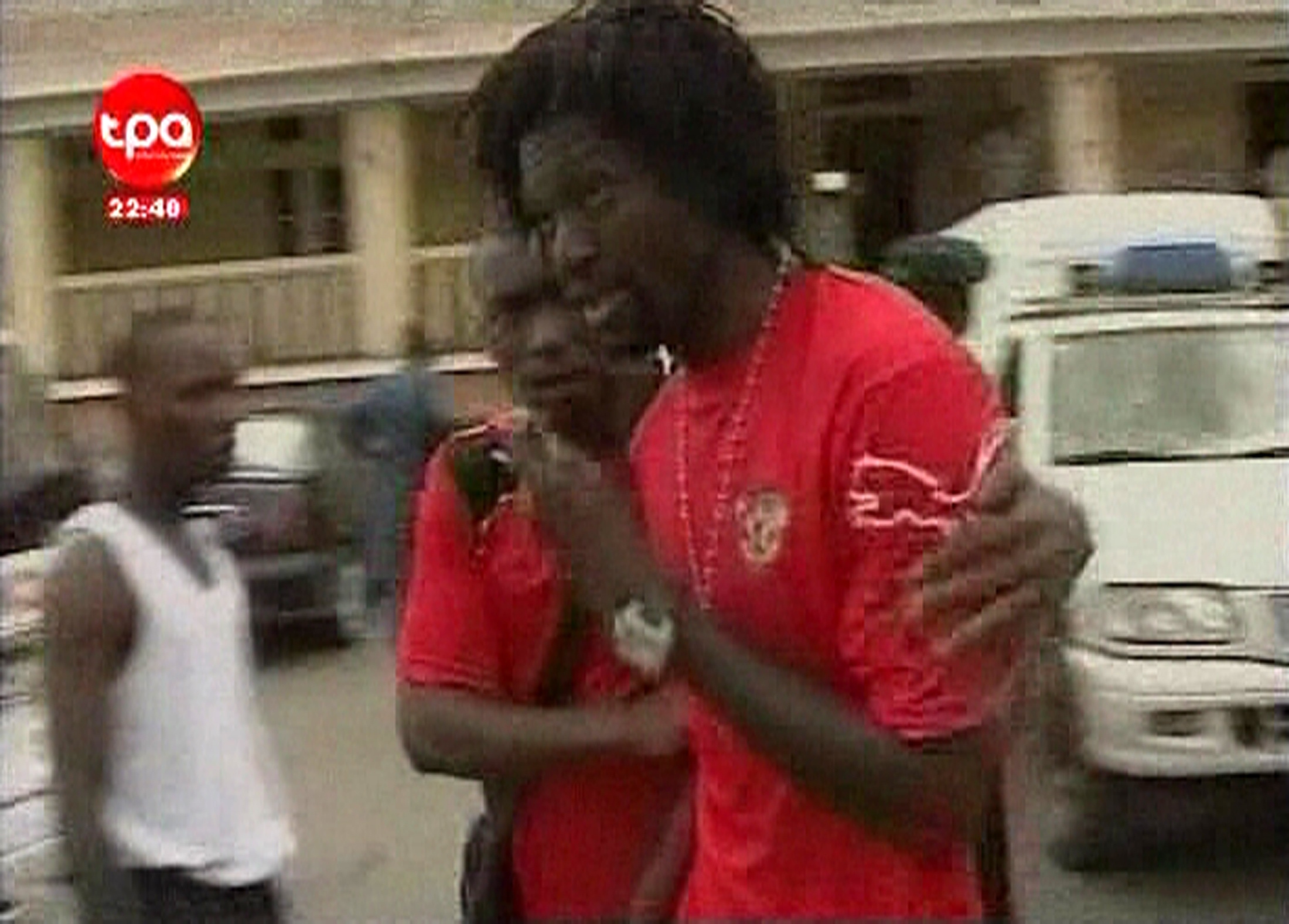 Ο Εμάνουελ Αντεμπαγιόρ συγκλονισμένος μετά την επίθεση με οπλοπολυβόλα που δέχτηκε το πούλμαν της Εθνικής του Τόγκο