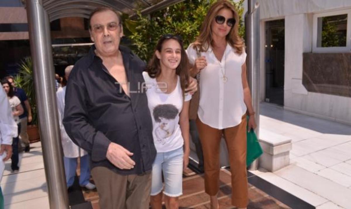 Τόλης Βοσκόπουλος: Εξιτήριο έχοντας στο πλευρό του την Άντζελα Γκερέκου και την κόρη τους!