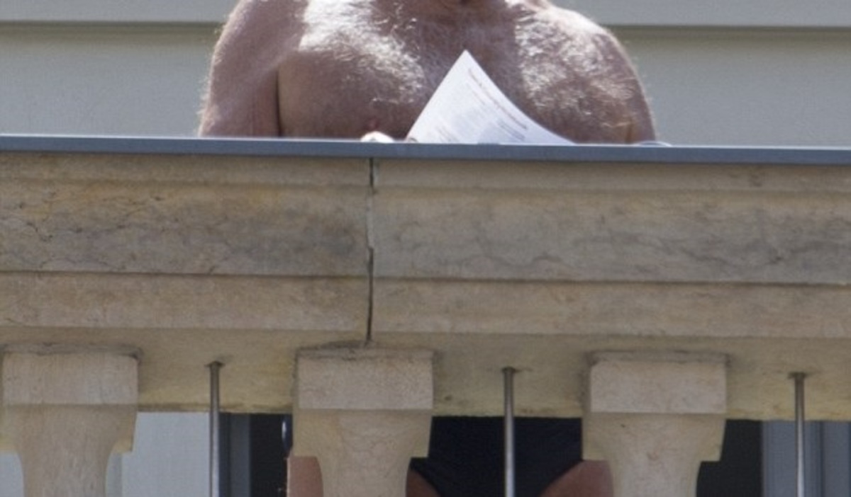 Ο 75χρονος τραγουδιστής βγήκε στο μπαλκόνι φορώντας μόνο το στενό του σλιπάκι…