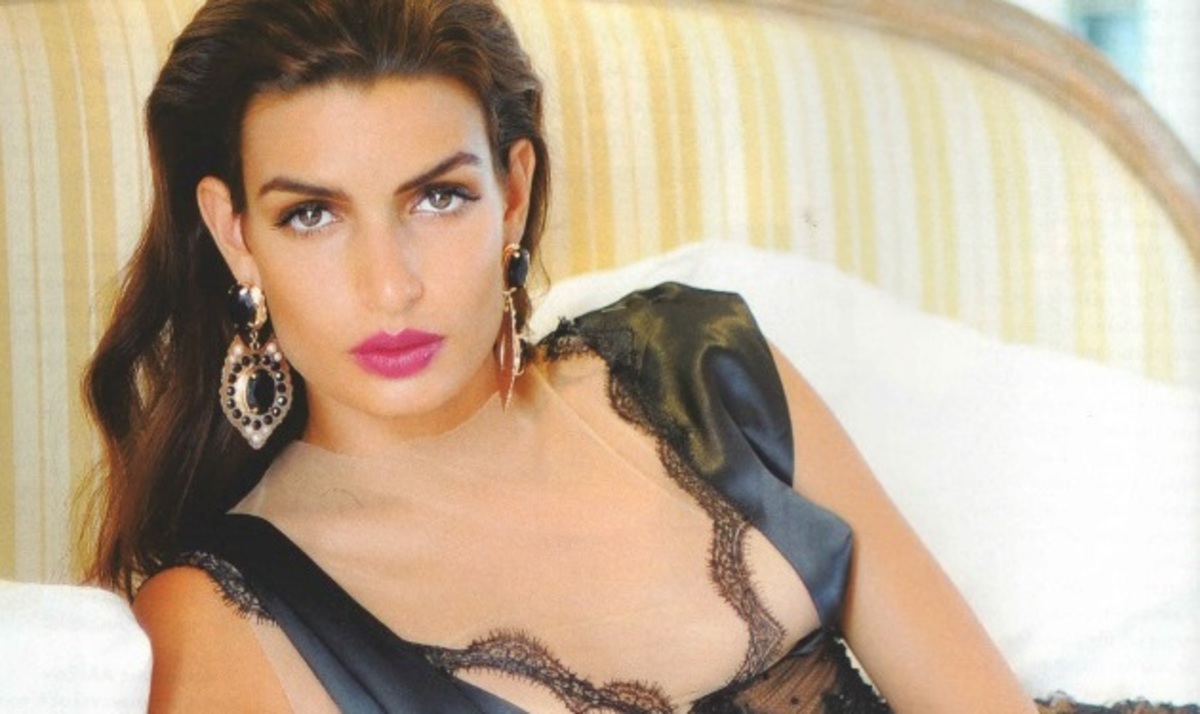 Για ποιον άντρα ποζάρει η Τόνια Σωτηροπούλου… με το σουτιέν της;