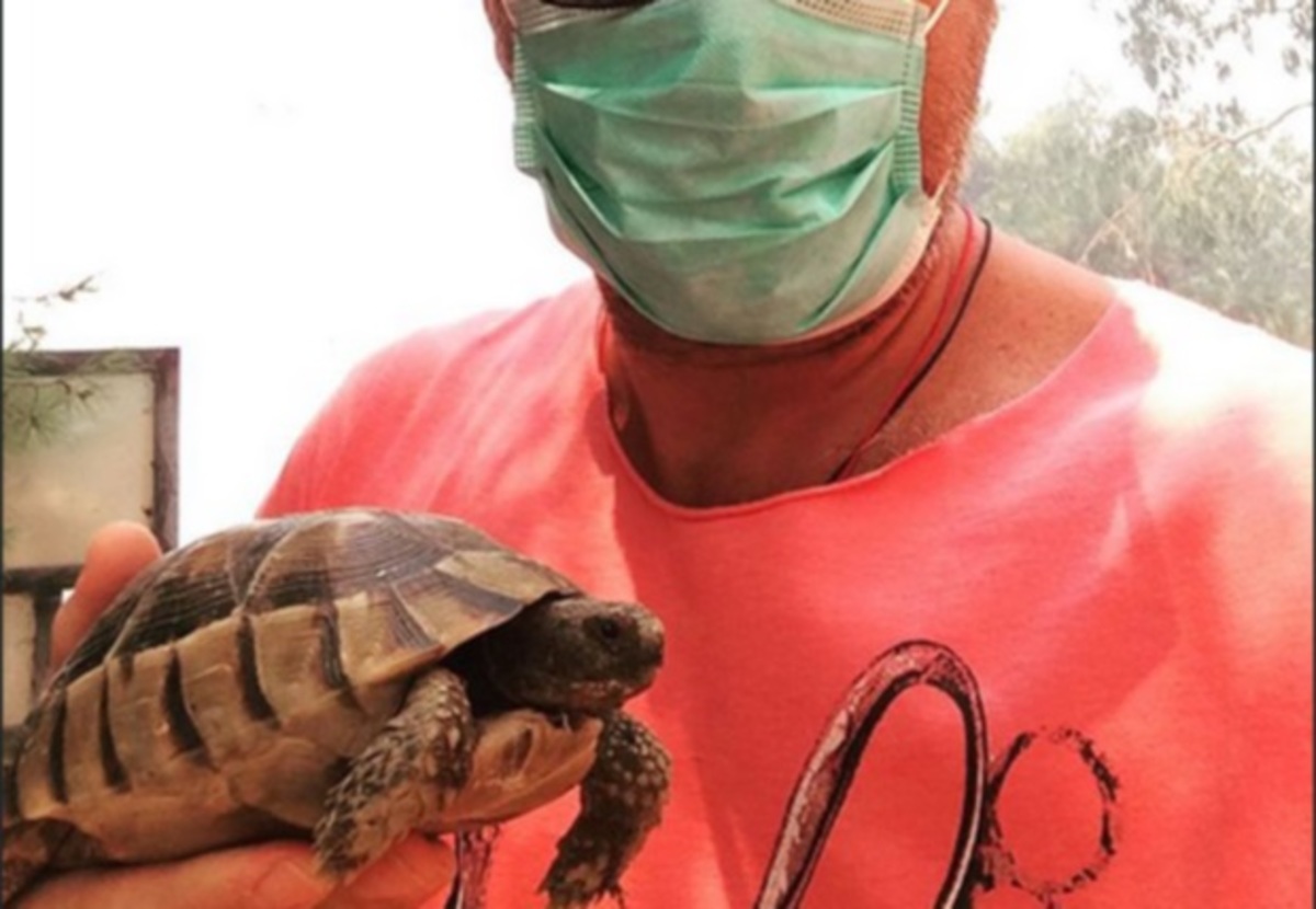 Με μάσκα λόγω του καπνού από την πυρκαγιά ο ηθοποιός!