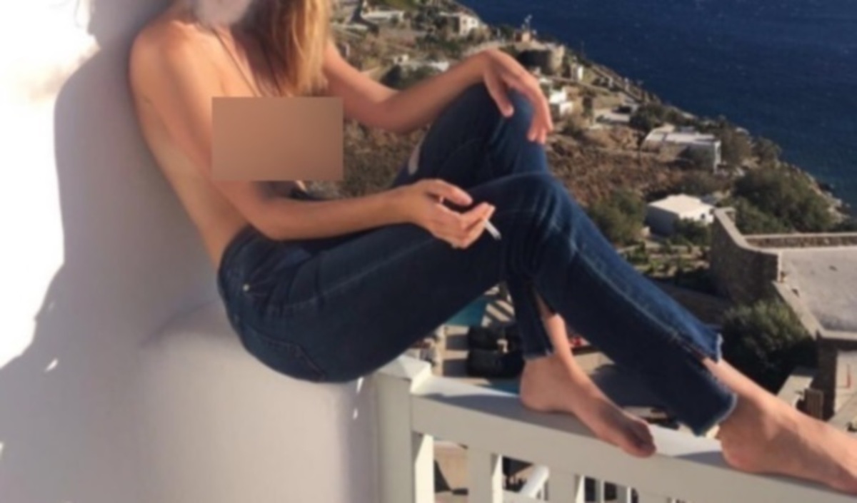 Πόζαρε topless στη Μύκονο και τρέλανε τους πάντες!