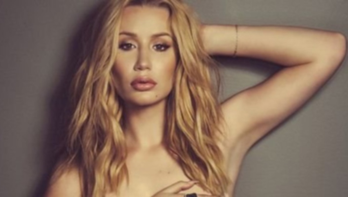 Topless και χωρίς ρετούς η Iggy Azalea! Δείτε πώς είναι το σώμα της στην πραγματικότητα!