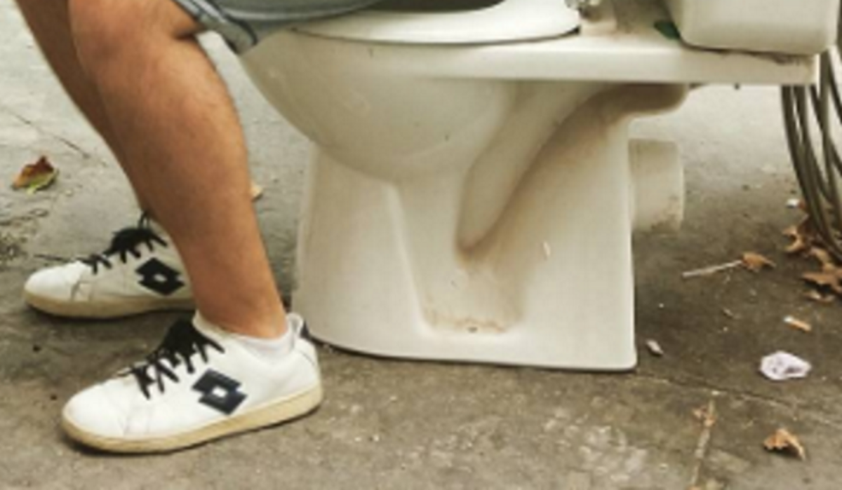 Έλληνας παρουσιαστής κάθισε σε λεκάνη τουαλέτας σε δρόμο του Παρισιού!