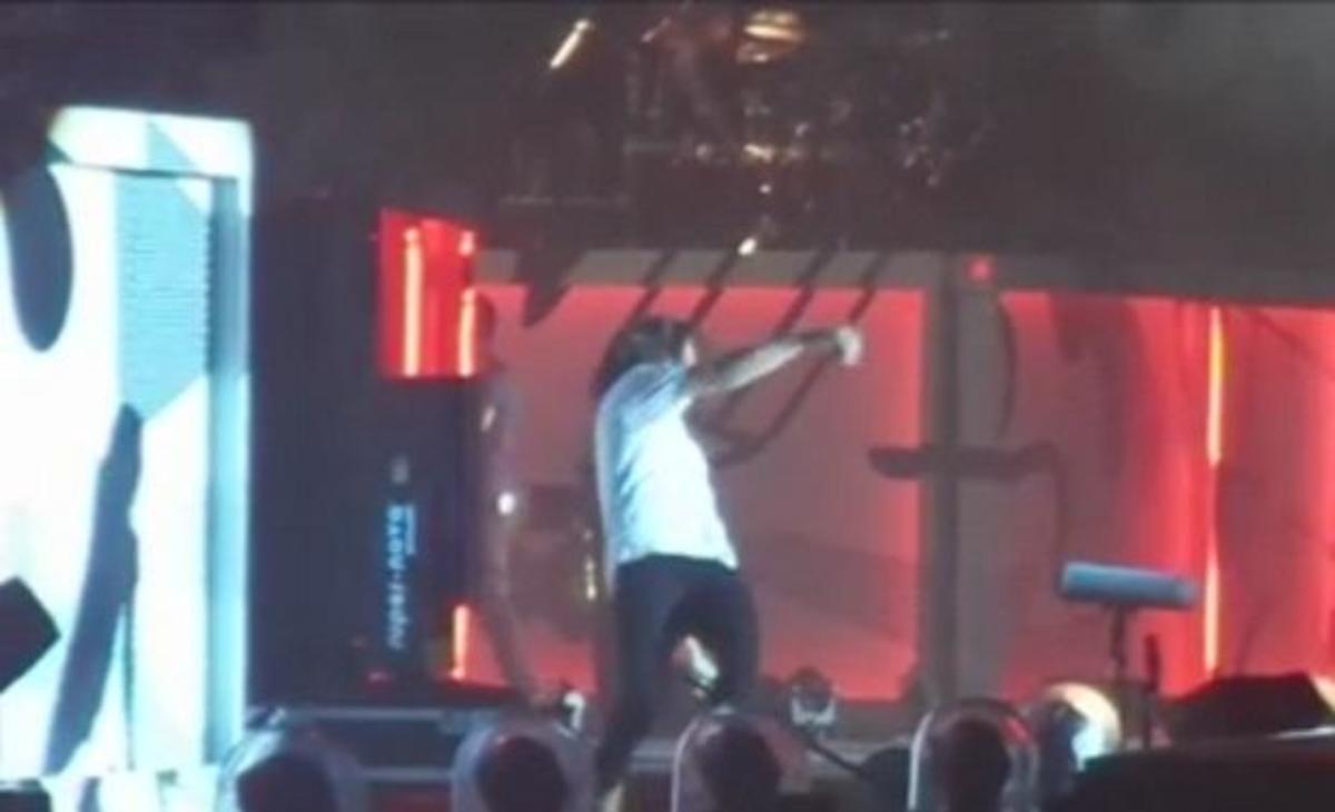 Απίθανη τούμπα για γνωστό τραγουδιστή κατά τη διάρκεια συναυλίας!