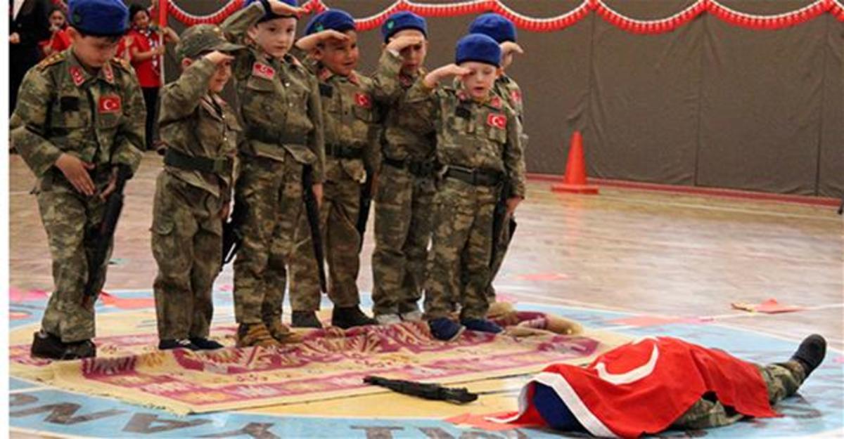 Σοκ! Παιδάκια αναπαριστούν το τουρκικό πραξικόπημα με ψεύτικα όπλα και νεκρό [pic]