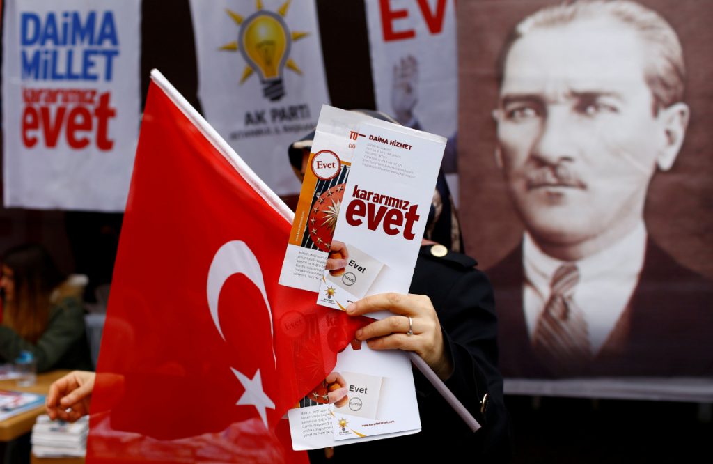 Τουρκία – Δημοψήφισμα: Οριακό προβάδισμα του “ναι” σε δυο δημοσκοπήσεις