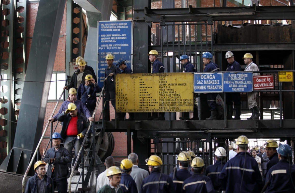 Εργάτες στο ορυχείο έψαχναν μέρες για τους συναδέλφους τους. ΦΩΤΟ REUTERS