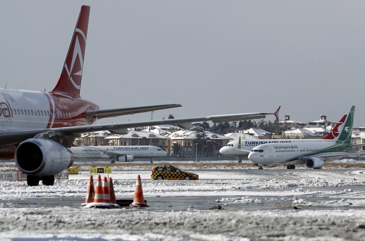 Καθηλωμένη από τον χιονιά η Κωνσταντινούπολη – Εκατοντάδες ματαιώσεις πτήσεων