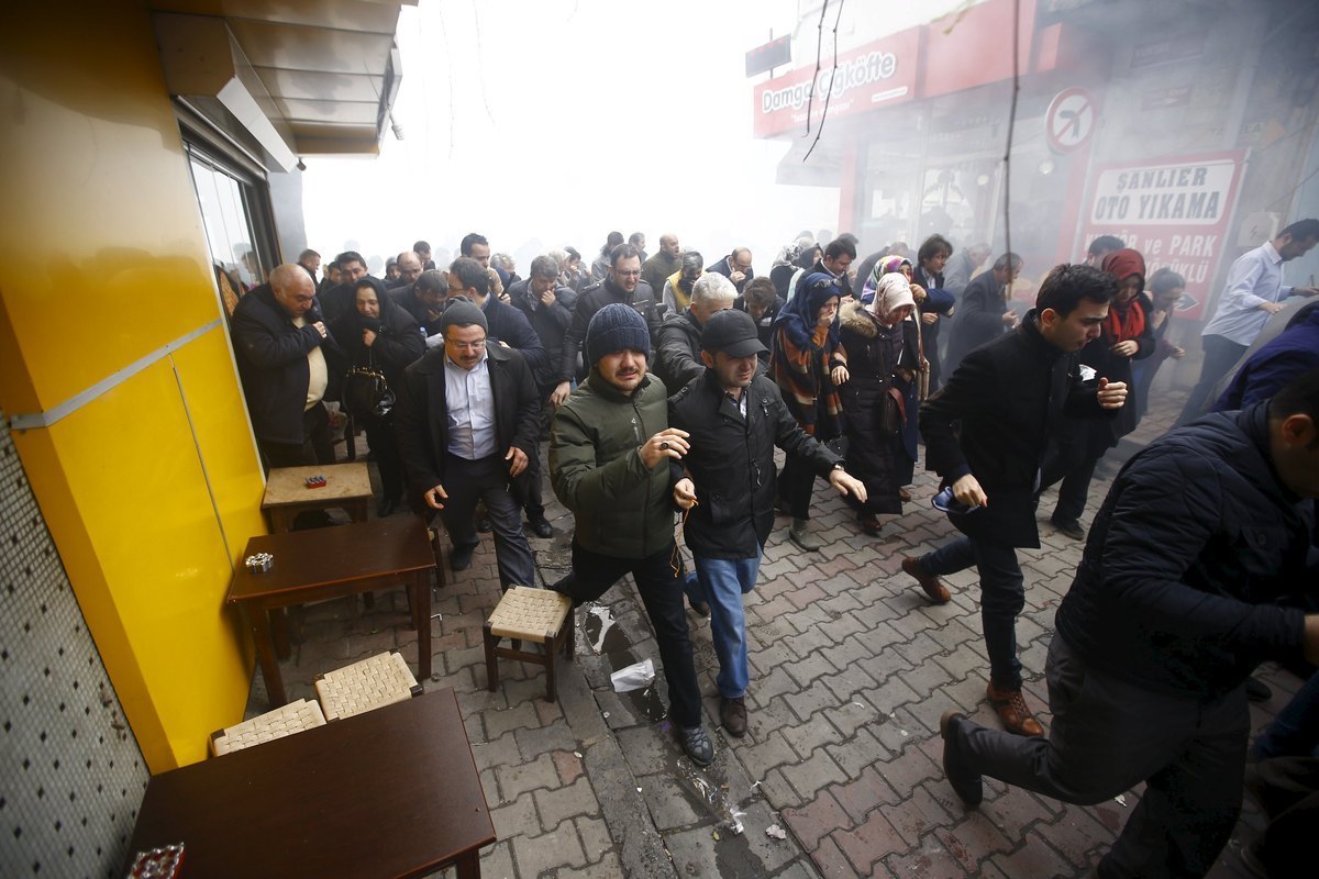 Τούρκια: “Ντου” της αστυνομίας με δακρυγόνα σε διαδήλωση ενάντια στο “φίμωτρο” – Βίντεο και φωτογραφίες