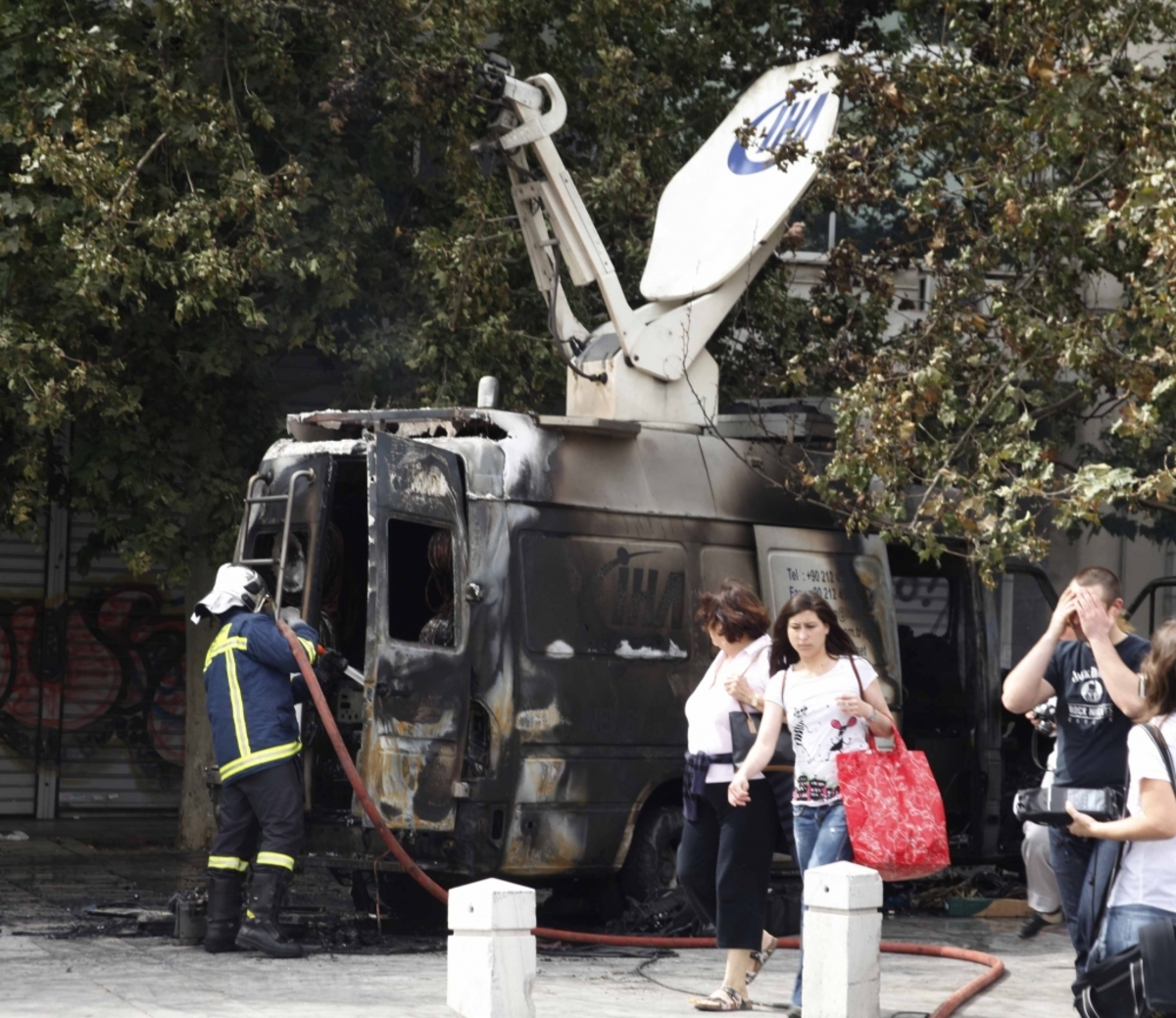 Το βαν του τουρκικού πρακτορείου ειδήσεων που δεν ξέφυγε από την μανία των διαδηλωτών ΦΩΤΟ EUROKINISSI