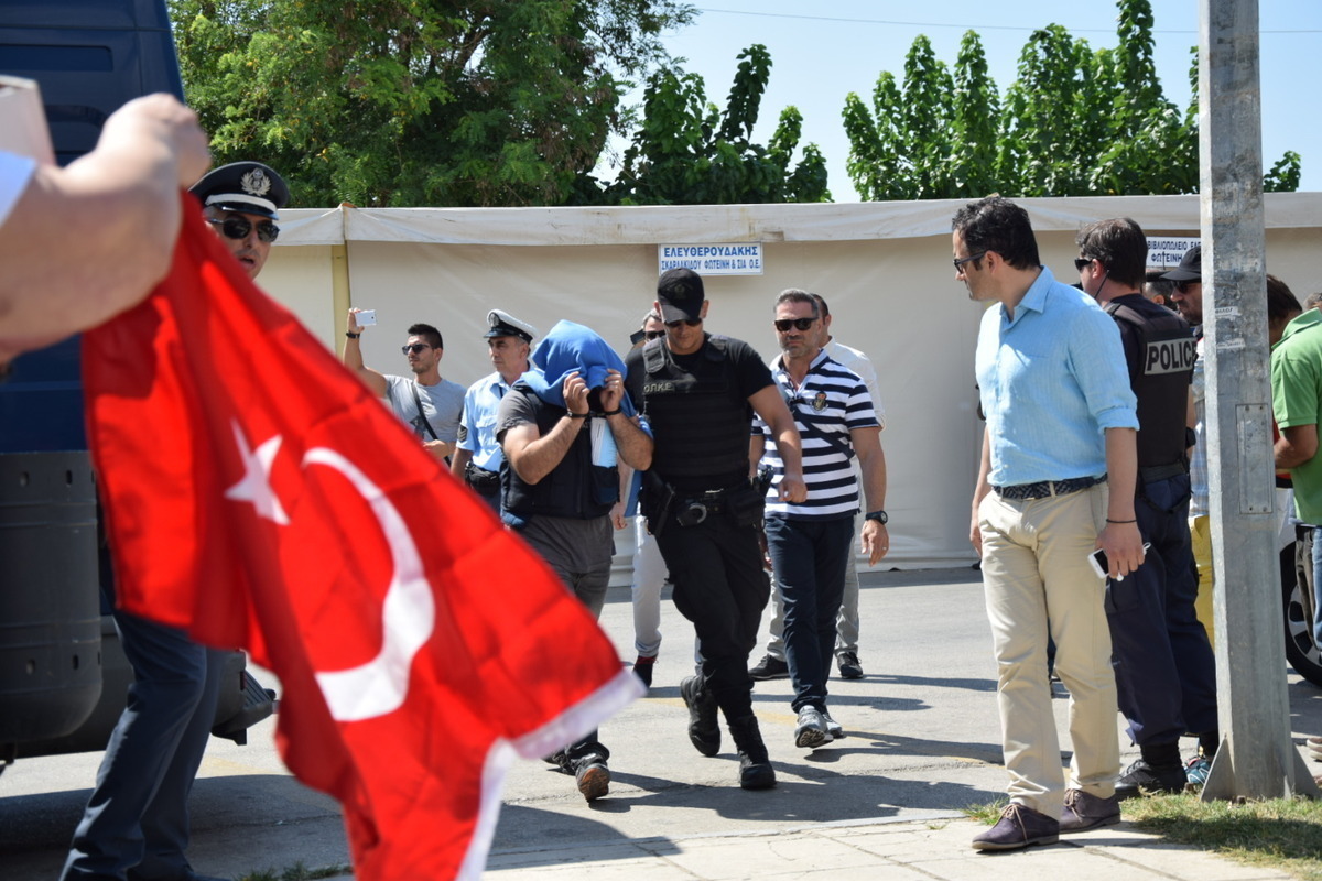 Κενά στις κατηγορίες της Τουρκίας κατά των “8” που ζητούν άσυλο