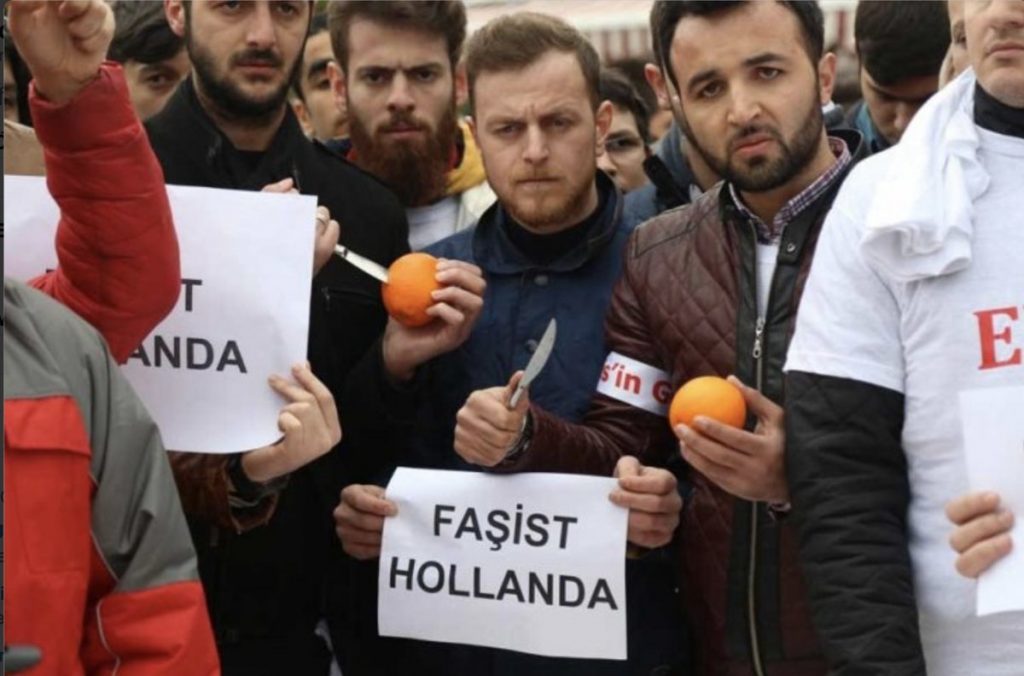 Οπαδοί του Ερντογάν “σφάζουν” πορτοκάλια για να… εκδικηθούν την Ολλανδία [pics]