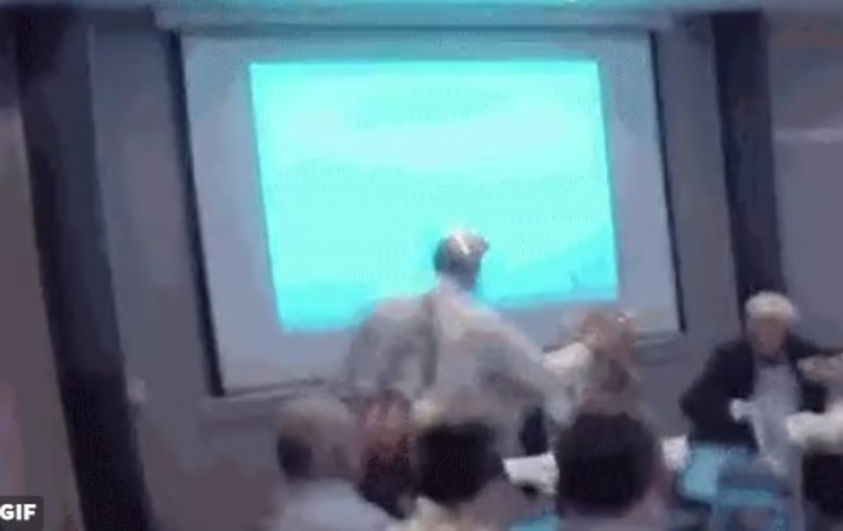 “Κλόουν” πέταξαν τούρτα στο πρόσωπο ευρωβουλευτή σε συνεδρίαση ακροδεξιών – ΒΙΝΤΕΟ