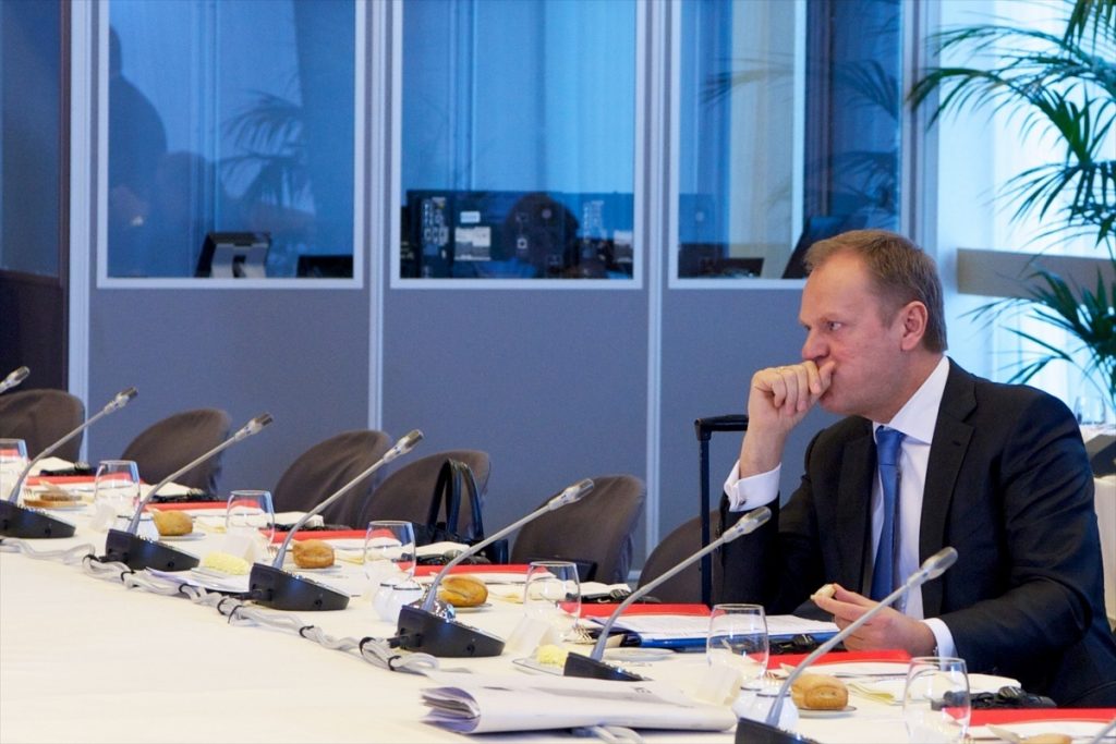 Ο Τουσκ προειδοποιεί με αυστηρότητα τα Σκόπια