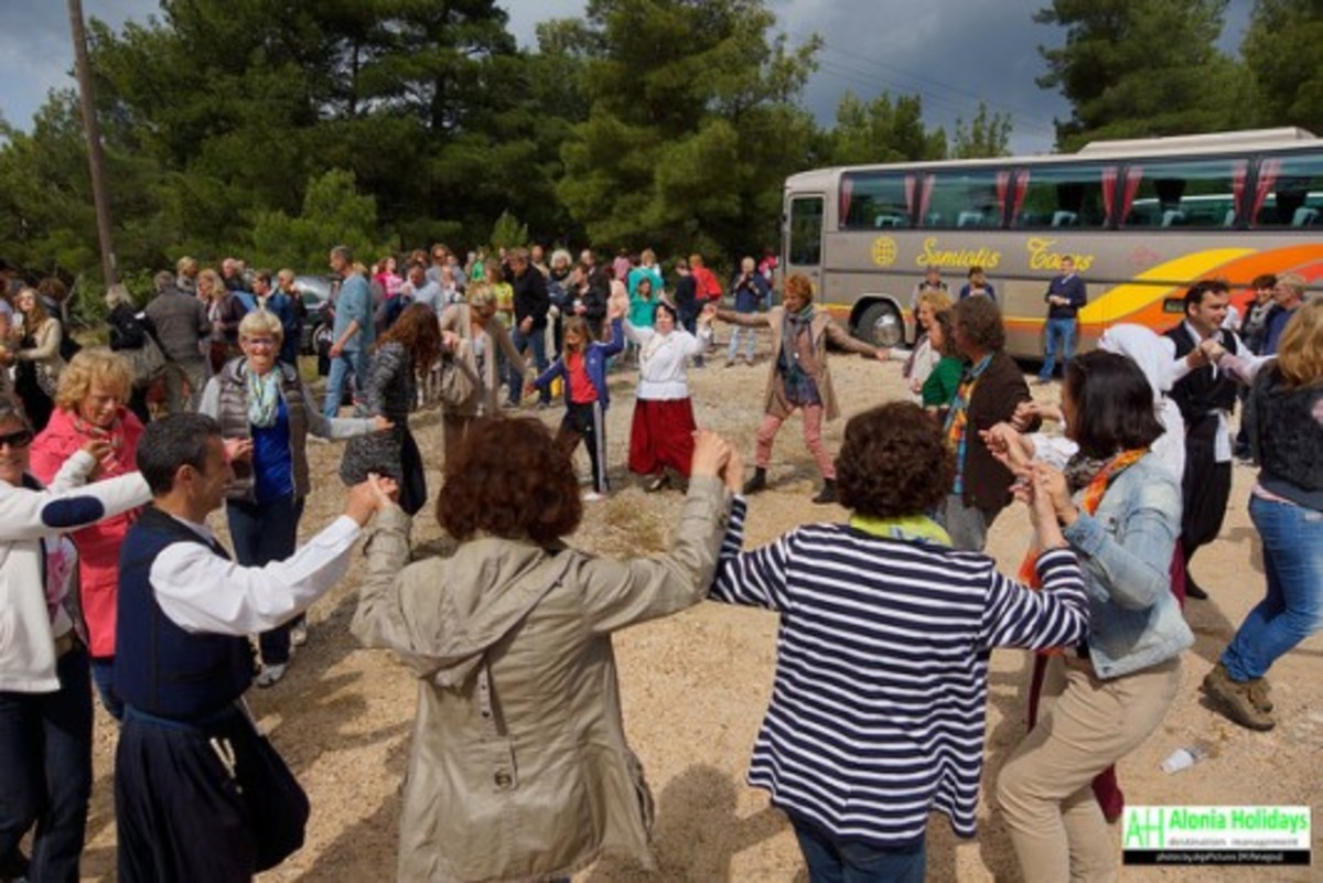 Πάρτι-έκπληξη σε Ολλανδούς τουρίστες στη Μυτιλήνη