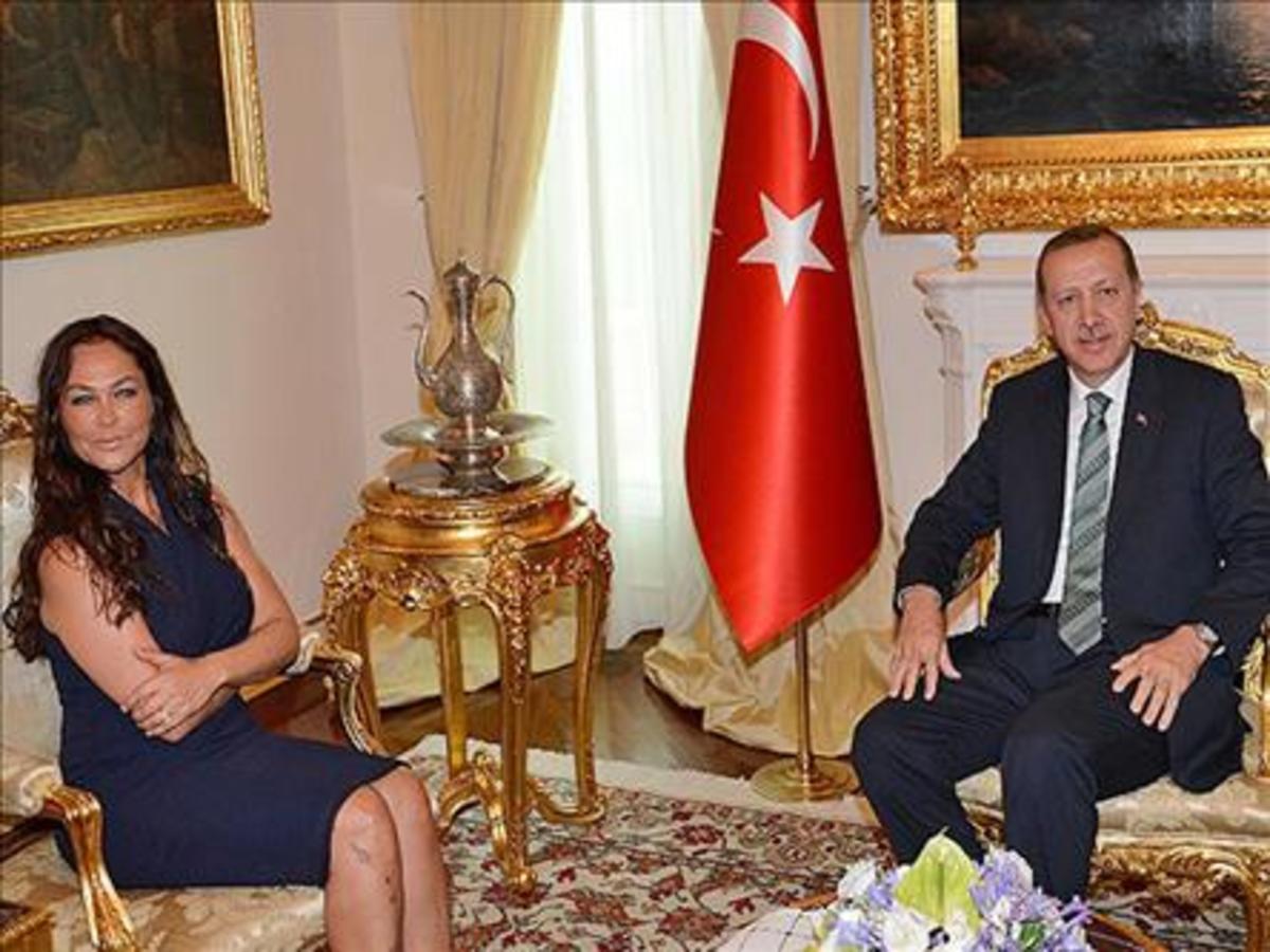 “Λίφτινγκ” με την Χουλιά Αβσάρ κάνει ο Ερντογάν