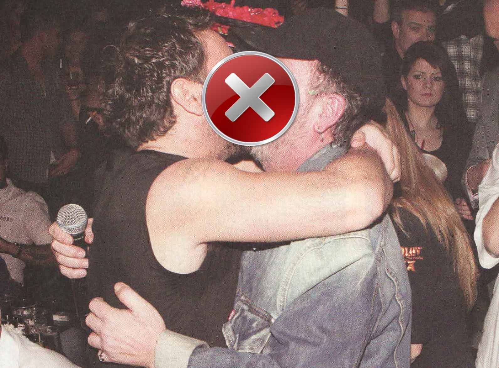 Πασίγνωστοι Έλληνες τραγουδιστές φιλιούνται στο στόμα!