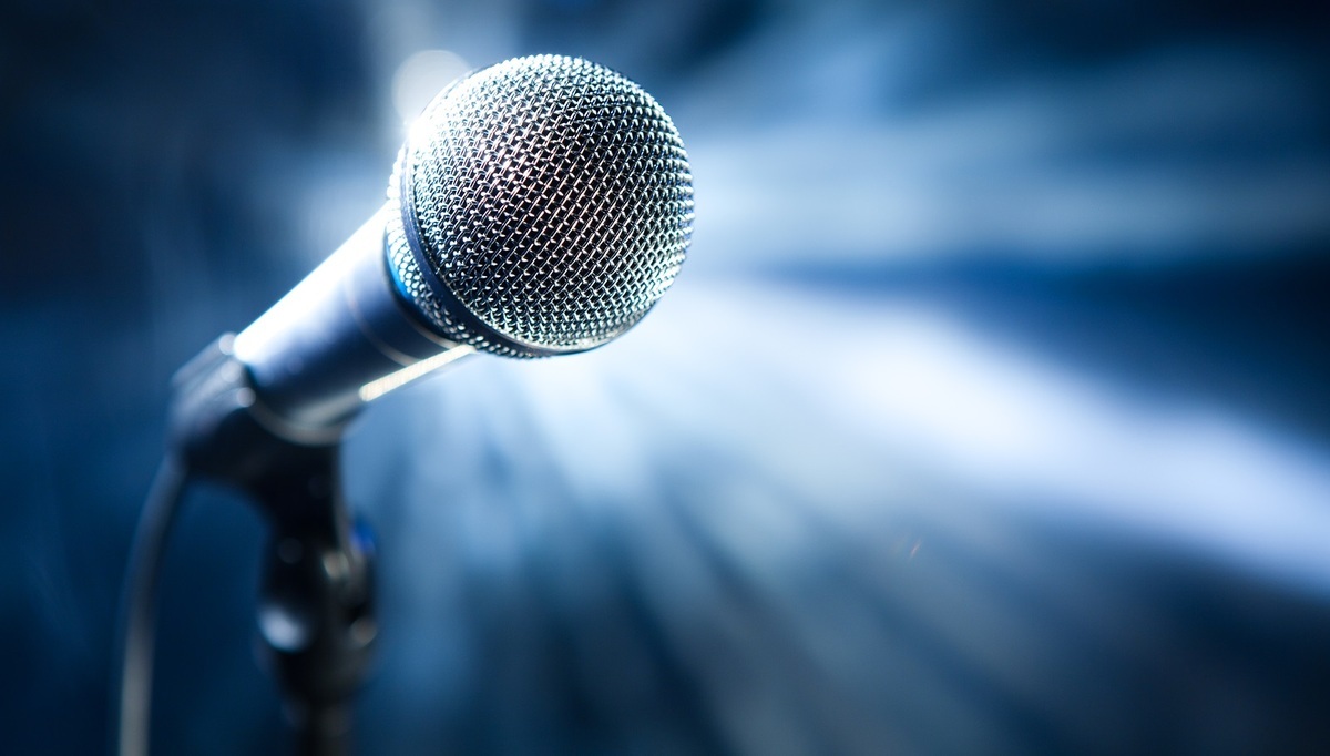 «Κομμάτια» γνωστός τραγουδιστής! Έπεσε από την σκηνή…