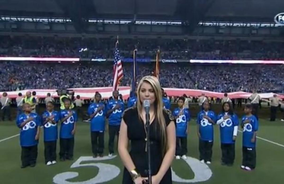 Τραγουδίστρια από ριάλιτι μπέρδεψε τον εθνικό ύμνο της Αμερικής σε μεγάλη αθλητική διοργάνωση
