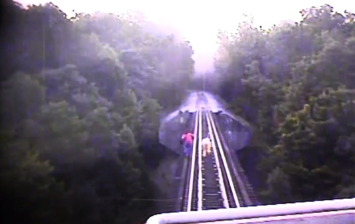 Απίστευτο VIDEO – Πέρασε το τρένο από πάνω τους κι έζησαν!