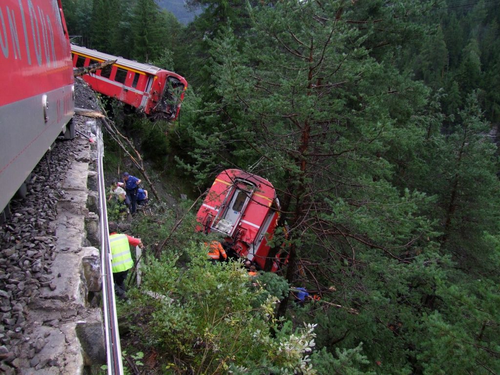 Θρίλερ η επιχείρηση διάσωσης μετά τον εκτροχιασμό τρένου στην Ελβετία – Δύο βαγόνια κρέμονται σε χαράδρα! – 11 τραυματίες
