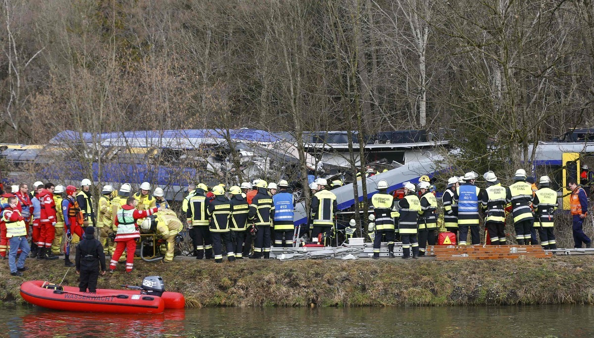 Πολλοί νεκροί και 100 τραυματίες μετά από σύγκρουση τρένων στη Γερμανία