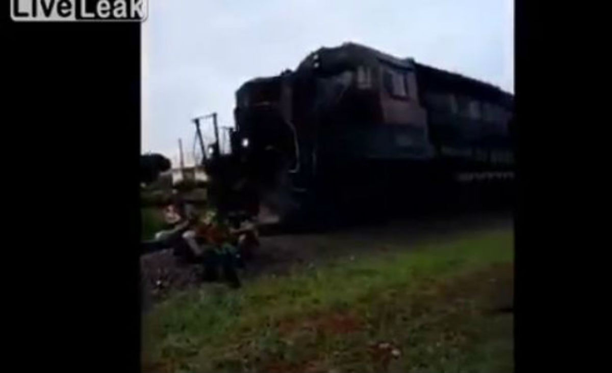Ήθελαν να βγάλουν φωτογραφία πάνω στις ράγες του τρένου- Δείτε τι έγινε (βίντεο)