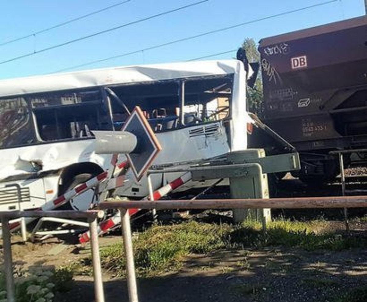 Σύγκρουση τρένου με λεωφορείο στη Γερμανία – Εννέα τραυματίες [pics, vid]