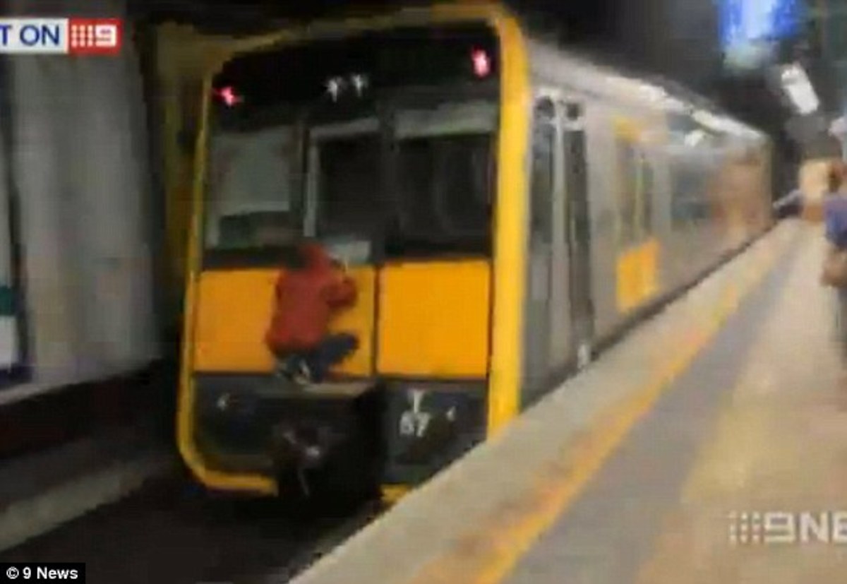 Η τρέλα του “trainsurfing”: Συνέλαβαν 15χρονο που έκανε βόλτα κρεμασμένος στο τρένο