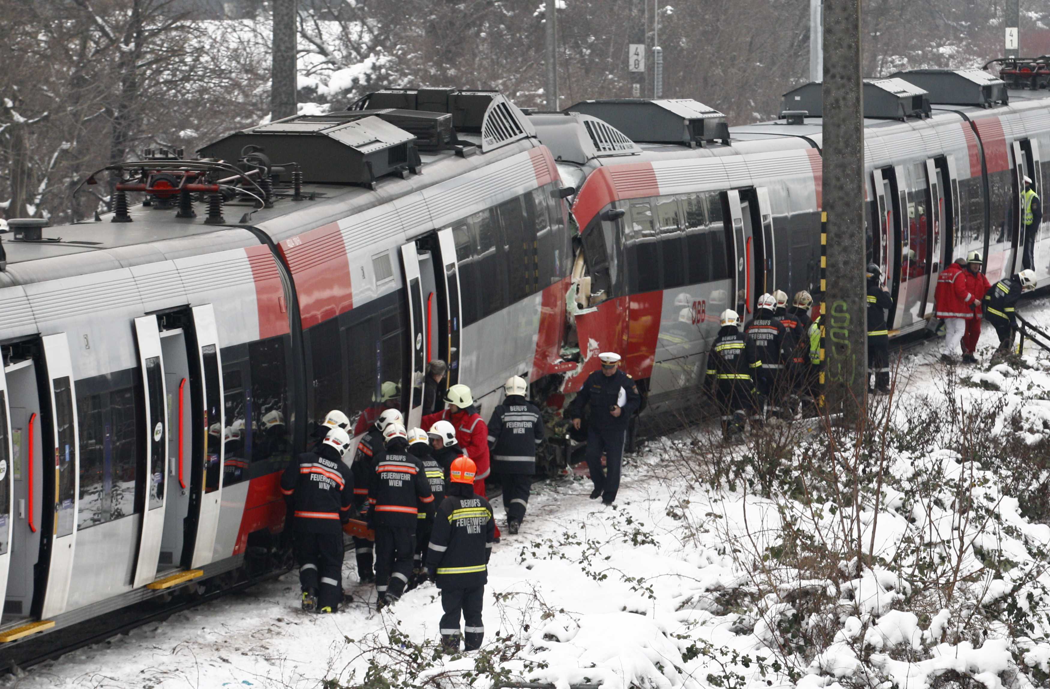 Μετωπική σύγκρουση τρένων στη Βιέννη με 41 τραυματίες, οι 5 σοβαρά (ΦΩΤΟ)