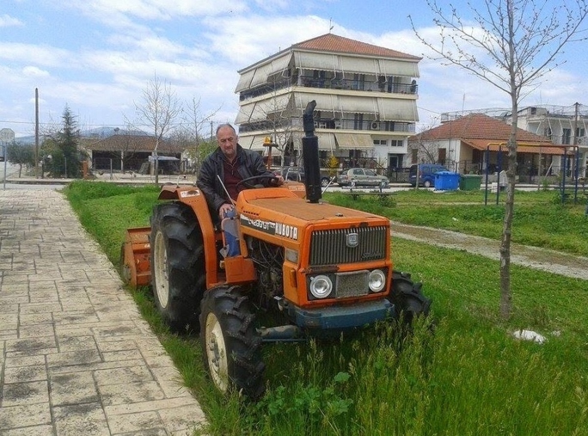 Τρίκαλα: Ο δήμαρχος ανέβηκε στο τρακτέρ για να κουρέψει το γκαζόν! (ΦΩΤΟ)