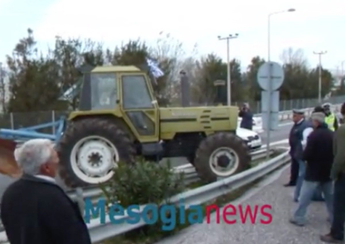 Αγρότες στην Αθήνα: Η στιγμή που τρακτέρ σπάνε τις μπάρες στην Αττική Οδό! ΒΙΝΤΕΟ