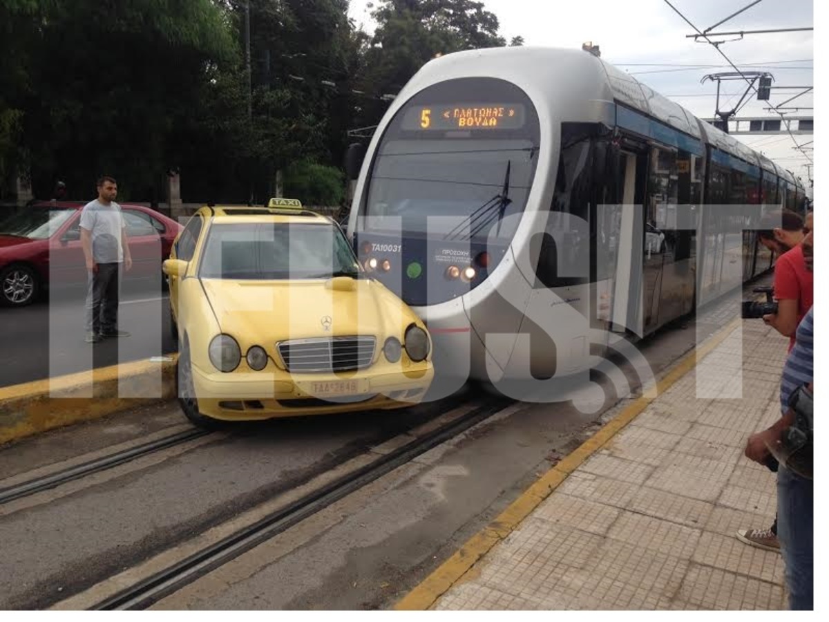 Το τραμ παρέσυρε ταξί στη Λεωφόρο Αμαλίας – ΦΩΤΟ