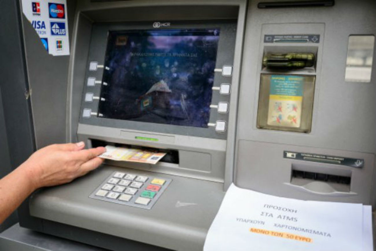 Πήγε να τον ληστέψει την στιγμή που έκανε ανάληψη χρημάτων και έφαγε το ξύλο της χρονιάς του!