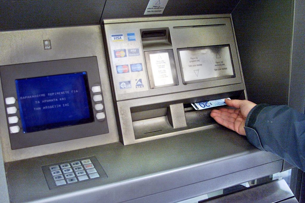 Λάρισα: Στέλεχος τράπεζας έπαιρνε χρήματα από λογαριασμούς πελατών