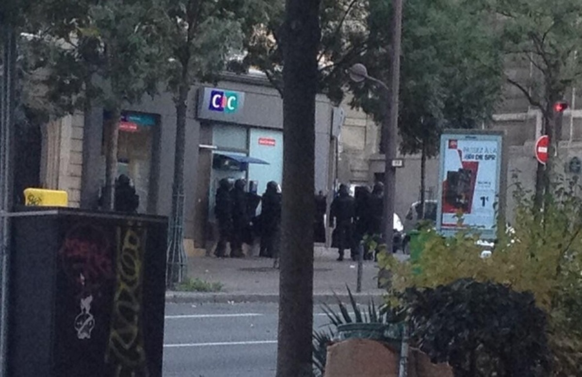 Απελπισμένος πατέρας κρατούσε ομήρους υπαλλήλους τράπεζας (ΦΩΤΟ)