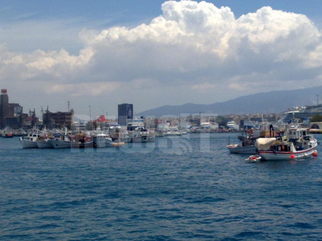 Τράτες μεσα στο λιμάνι του Πειραιά. ΦΩΤΟ NEWSIT