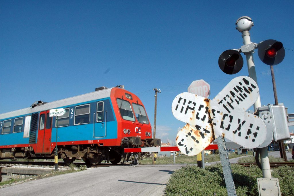 Τρένο περνά από διάβαση ΦΩΤΟ EUROKINISSI